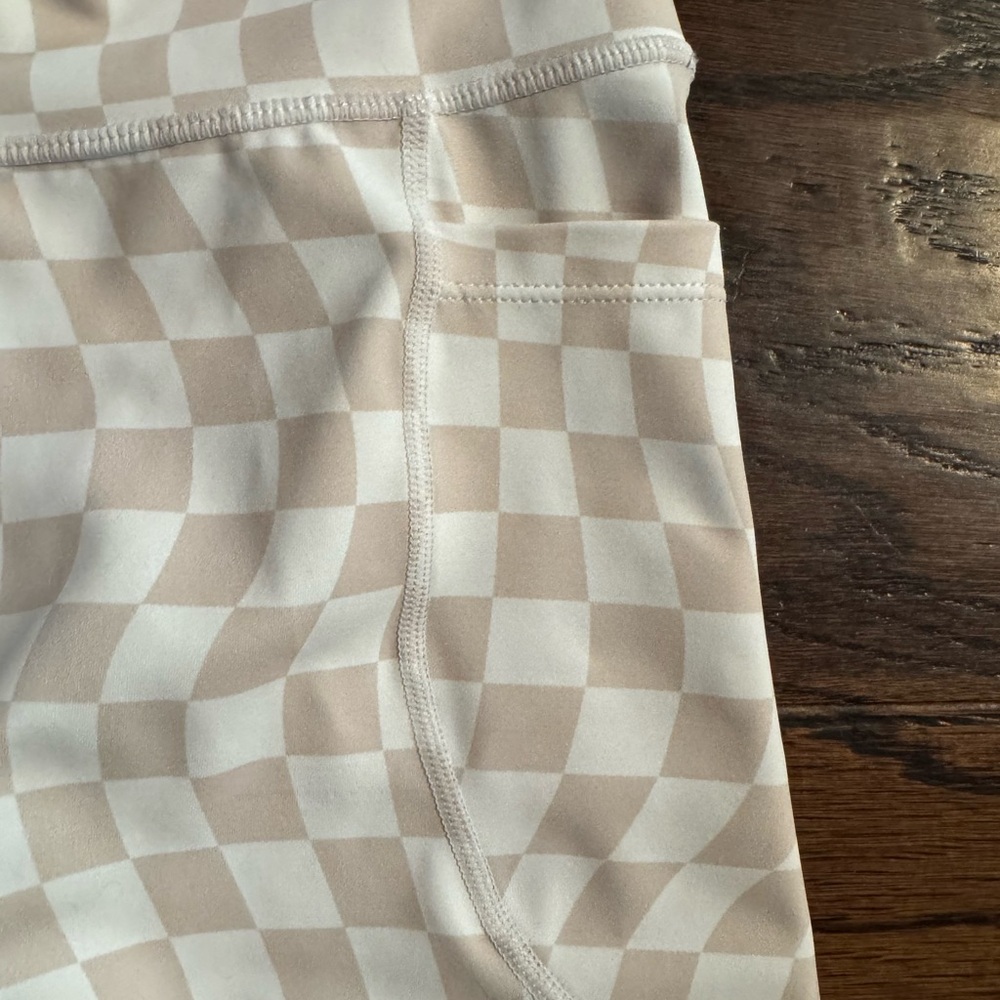 Wilo women’s small Checkered Tan Women's Shorts trendy excellent condition - Picture 3 of 7